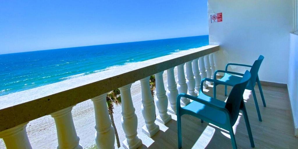 Habitación con cama grande y vistas al mar